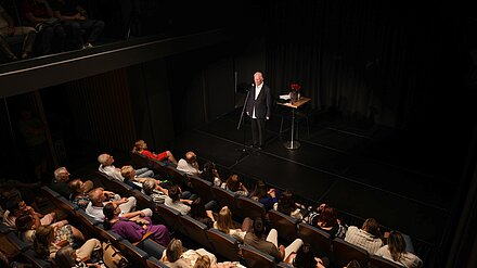 Matija Bećković na sceni teatra humanosti Fondacije Mozzart Matija Bećković na sceni teatra humanosti Fondacije Mozzart