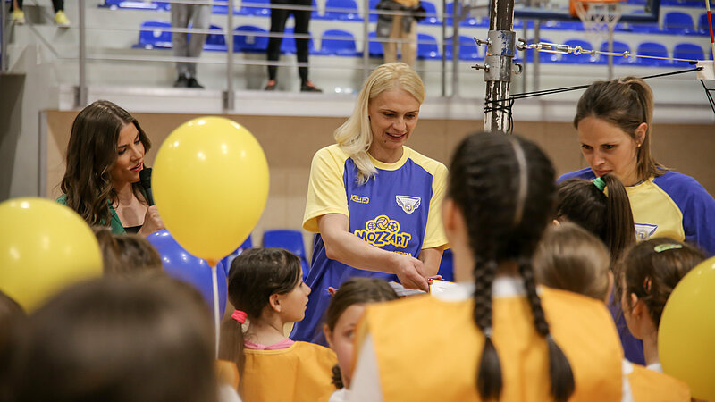 GIRLS FOLLOW IN THE FOOTSTEPS OF CHAMPION GIRLS - MOZZART'S FREE VOLLEYBALL SCHOOL BEGINS!