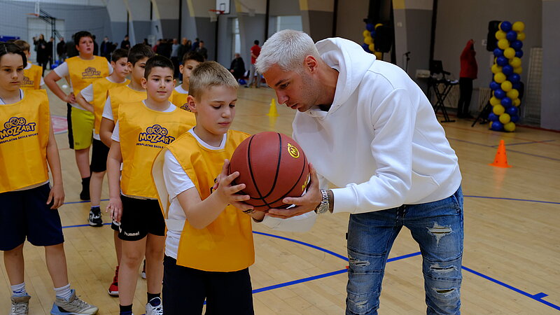 A TWO-STEP TOWARDS DREAMS - JOVIĆ AND REBRAČA CHOOSE A DREAM TEAM AT THE OPEN BASKETBALL CLASS!